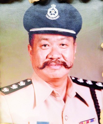 郑忠坚身前有交待儿子,在离世后要使用警官制服照作为遗照。