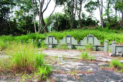 郑大平的墓碑在白云山一座小山丘上发现,可见到处都是杂草,无人打理。