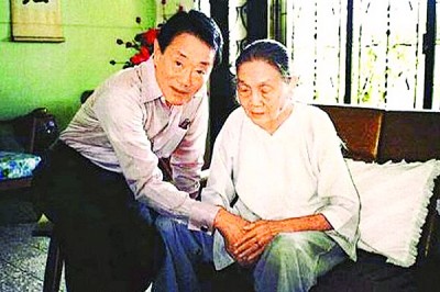 郭鹤年对母亲非常孝顺。
