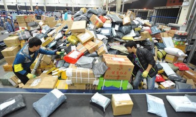 各地速递物流仓库早已爆满,速递邮包堆积如山。