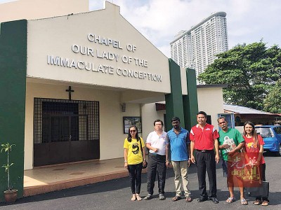 郑国球(右3)等巡视首长建议置放雕像的葡萄牙村小教堂,认为地点并不适合。