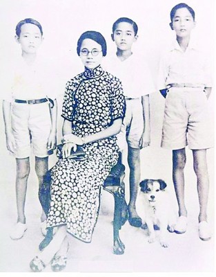 郭家三兄弟小时与母亲合照。左起：郭鹤年、郑格如、二哥郭鹤龄、大哥郭鹤举。