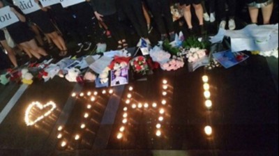 SHINee大马歌迷会举行烛光追悼会,粉丝高举“你做得很棒,我们爱你”向钟铉献上最后致意。