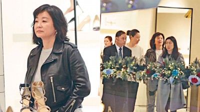 林青霞(中)和爱女邢爱林(右),以及狄龙妻子陶敏明相携逛街。