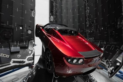 闪炫的红色Tesla Roadster跑车。(图源:SpaceX官方)