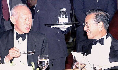 新加坡资政李光耀生前常找郭鹤年吃午餐讨教。前国阵领袖马哈迪也曾寻求郭鹤年协助。