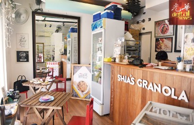 Shia's Homemade Granola隐匿在Gat Lebuh Gereja一号店屋,是烘烤酥脆谷铁粉的觅食天堂。营业时间为周一至周六9am-5pm,逢周日休业。