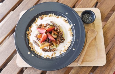 Shia's Granola House Special (RM28) 新推出甜品,上等香草豆制成的优格,混合核桃、杏仁、腰果、无花果、干杏子、烘烤酥脆谷、草莓等,味觉与营养一举两得,赋予正能量满溢的一天!