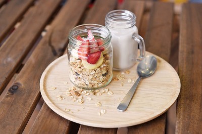 Granola with Almond Milk (RM10) 说到烘烤酥脆谷,杏仁奶是最佳搭档,两者搭在一块儿,佐以香蕉、草莓与椰丝,美味至极!