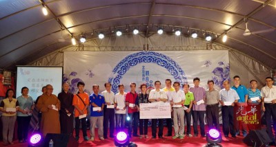 北海新芭观音亭颁发善款仪式,由林冠英及陈学成见证。