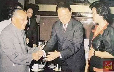 中国改革之父邓小平接见郭鹤年。