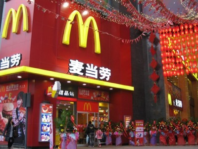 麦当劳中国更名“金拱门”, 一度引起网民疯狂讨论。