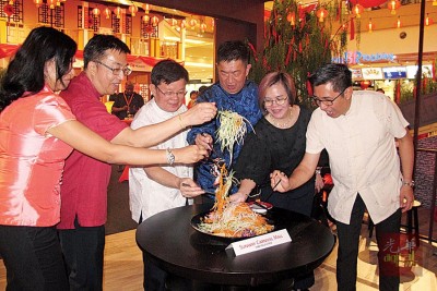 双威嘉年华新春庆典开幕捞生仪式,由左起阿希拉贾尼申、胡兴祥、曹观友、赵兴华、郑秀丽及方津辉等嘉宾主持。