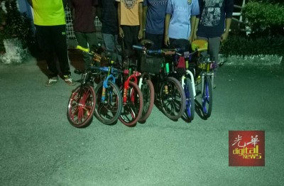 週三晚再有7名男童因在道路危险骑“蚊子脚车”而遭警方拦下及逮捕。