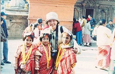 茹珊第一次背包旅游时，和尼泊尔的小朋友合照。