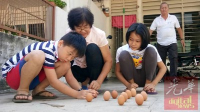 小孩们在家人的陪同下一起立起鸡蛋,象征立春到来。