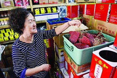 锺女士在每年新春前，都会到「广德」选购腊味。