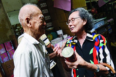 陈凤新(右)与老朋友胡树球(左)谈笑风生。