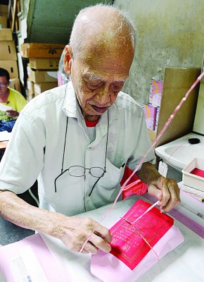 “广德”腊味包装百年不变!胡树球亲自以粉红腊油纸及红纸包扎年货。