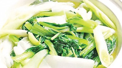 “七样羹”是潮汕颇具特色的食俗，由7个不同品种的蔬菜煮成一锅吃。