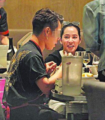 Arissa（右）和帅气型男大啖麻辣锅，相谈甚欢。