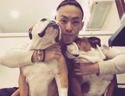 吴建豪贴出和爱犬的合照。