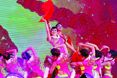 中国歌剧舞剧院带来充满新春气氛的《张灯结彩》，向观众贺新年。