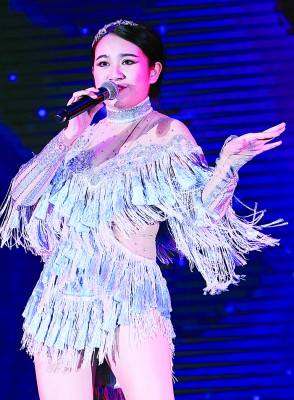 在去年中国水立方杯夺下金奖的大马歌手陈若晗载歌载舞，带来《忘情森巴舞》。