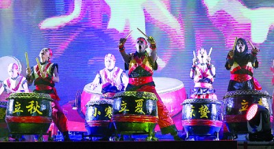 由我国各民族组成的马来西亚华星艺术团带来《各民族节令鼓》，炒热现场气氛。
