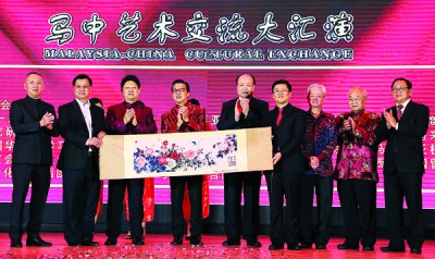 江岩（右4）赠送牡丹画作予方天兴（左2）。左起陈志勇、白天、廖中莱、刘为杰、古润金、林玉唐及锺来福。
