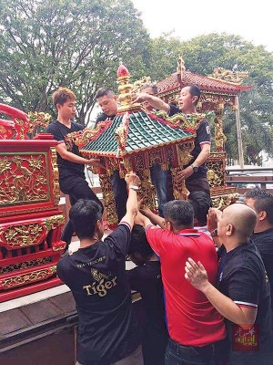 众人合力将擦拭后神轿和香炉车请到古庙。