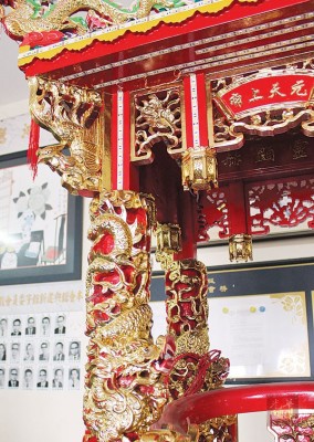 用金箔做装饰的雕刻更璀璨夺目，龙柱和凤寓意龙凤呈祥。