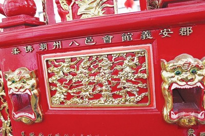 潮州人以雕刻见长，神轿后面刻有八仙图。