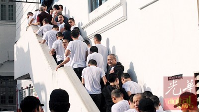 36名被告被押往新山地庭过堂。