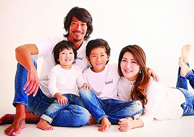 伊藤香里(右)几年前与知名瑜伽教练柳本和也结婚,婚后育有2子。