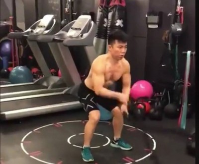 现在已一身肌肉。