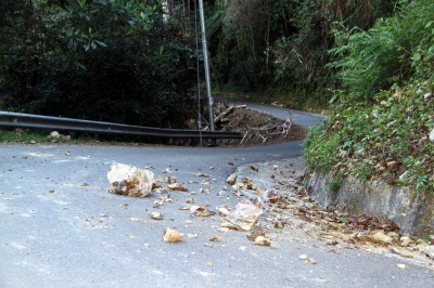 地震过后,在通往丁波汉闸门(Timpohon Gate)的路上可见从山上落下的巨石散布在路面。