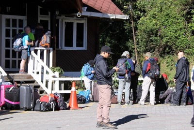 随着神山再次发生地震,登山活动即时喊停,许多登山客开始打包离开京那峇鲁公园。