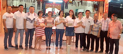 何东明(右4)与理事颁发奖励金予受惠学生。