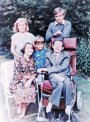 霍金、前妻与三名子女合照。