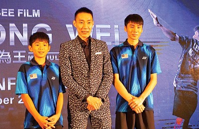 李宗伟(中)与扮演少年与年轻版的“他”合照。