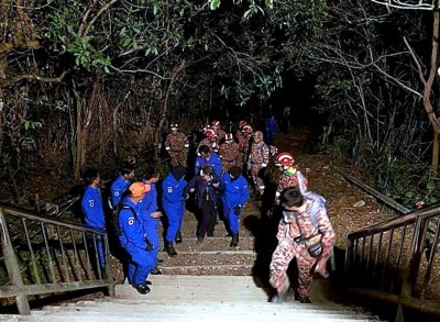 消拯员赶抵丁波汉闸门(Timpohon Gate)协助把登山客从班那拉班(Panar Laban)下山。