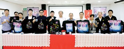 罗兴强(左7起)、李兴前、林星发、郑彩凤及众赞助商展示演唱会限量版T-Shirt及限量版精美杯子。
