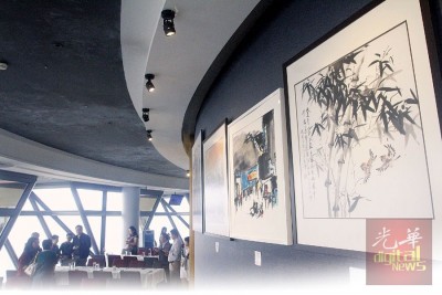 一边欣赏一幅幅美丽画作,一边眺望吉隆坡美景和品尝美食,是味蕾、视觉及感官的一大享受。