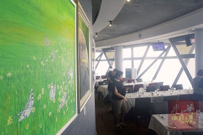 由本地资深画家胡志能一手打造的“天空画廊”,在吉隆坡塔360度旋转餐厅设立后,吸引大批民众与游客前来参观。