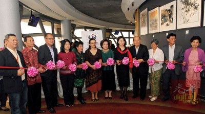 马珈(左6)为大马女书画家协会画展开幕。左起胡志能、翁清玉、黄耀加、黄玉珠、朱绍瑛、朱林秀琴、戴小华、吴德芳、黄美芳及云炳坤。