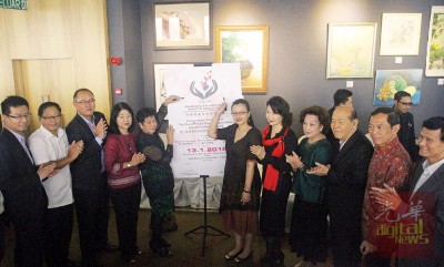 马珈(左6)和嘉宾一起为马来西亚女性画家协会举行的国际邀请展主持开幕。左起为周琪、李中平、黄耀加、黄玉珠及朱绍瑛,右起为云炳坤、翁清玉、吴德芳、朱林秀琴及戴小华。