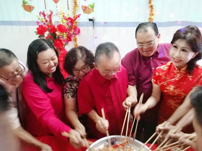 赖玉莲(右起)、萧开文、邹尚轩、刘森芝、何彩思及蔡进来一同捞生,祈求新的一年步步高升,顺顺利利。