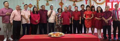 顾问和理事们大使用埔话向出席新春团拜活动的乡贤们拜年。