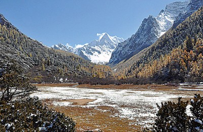洛绒牛场被3座神山环绕,环境优美,景色迷人。
